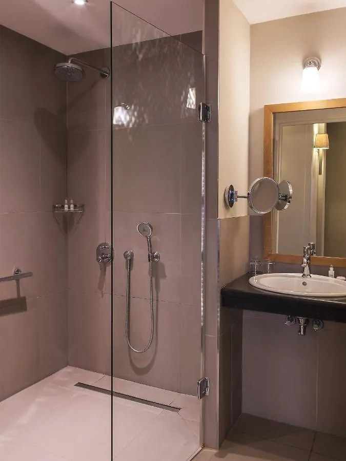 ****  New Hotel Roblin Paris France